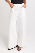 Load image into Gallery viewer, Betty Basics Saffra Relax Leg Jean White