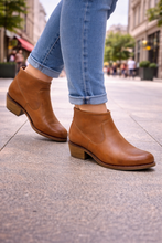 Load image into Gallery viewer, Supersoft by Diana Ferrari Jealousy Cognac
