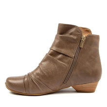 Load image into Gallery viewer, Ziera Camryn Xw Taupe Leather